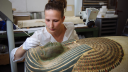 Restauratorin Susanne Kummer konserviert den über 2.600 Jahre alten Sarg. (Bild: Costa Belibasakis/FH Köln)