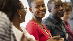 Studentinnen und Studenten des ersten Studienjahrgangs des Instituts für Wasser- und Energiewissenschaften der Panafrikanischen Universität (Panafrican University Institute of Water and Energy Sciences/PAUWES) (Bild: Costa Belibasakis/FH Köln )