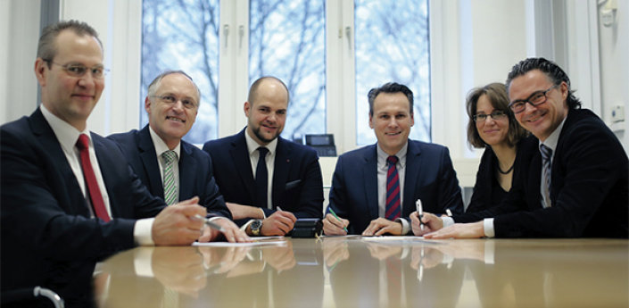 v.l.n.r. Markus Trude (Kölner Anwaltverein), Prof. Dr. Christoph Seeßelberg (Präsident FH Köln), Martin V. Sampedrano (Kölner Anwaltverein), Dr. Ingo Jung (Fachanwalt für Gewerblichen Rechtsschutz, CBH Rechtsanwälte), Ilona Matheis (ZaQwW), Prof. Dr. Rolf Schwartmann (FH Köln, Forschungsstelle Medienrecht)