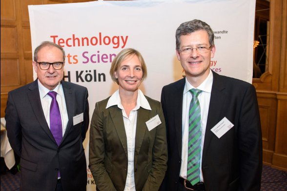 "Wir sind stolz auf das Erreichte", so Prof. Dr. Matthias Hochgürtel, Dekan des Campus Leverkusen (rechts). Im Bild mit Vizepräsidentin Prof. Dr. Sylvia Heuchemer und Prof. Dr. Joachim Metzner 