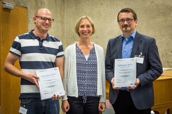 v.l. Fabian Bongertz vom Institut für Fahrzeugtechnik, Prof. Dr. Sylvia Heuchemer, Vizepräsidentin für Lehre und Studium, und Prof. Dr. Michael Frantzen vom Institut für Fahrzeugtechnik