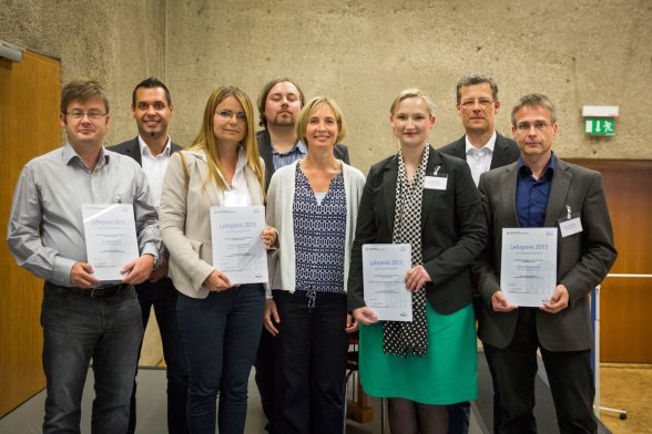 Prof. Dr. Sylvia Heuchemer, Vizepräsidentin für Lehre und Studium (4.v.r.), mit dem Lehrendenteam „Pharmazeutische Chemie“, koordiniert von Prof. Dr. med. Yvonne-Beatrice Böhler (3.v.r.)