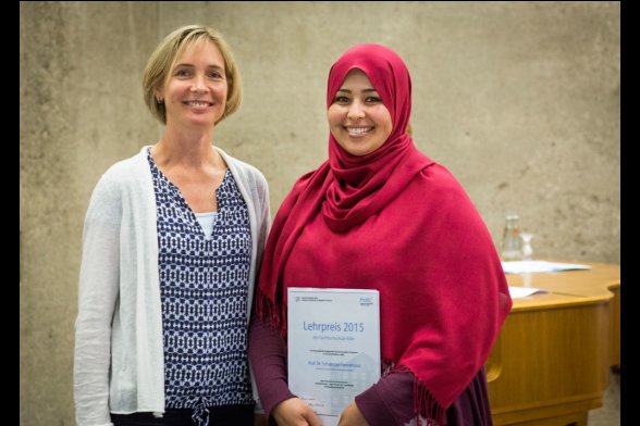 v.l. Prof. Dr. Sylvia Heuchemer, Vizepräsidentin für Lehre und Studium, und Prof. Dr. Schahrzad Farrokhzad vom Institut für interkulturelle Bildung und Entwicklung