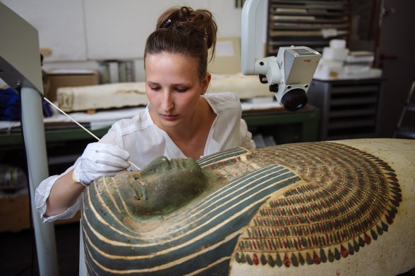 Restauratorin Susanne Kummer konserviert den über 2.600 Jahre alten Sarg.