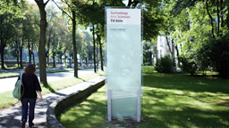 Stele mit neuem Hochschulnamen TH Köln vor einer Wiese (Bild: Thilo Schmülgen / TH Köln)
