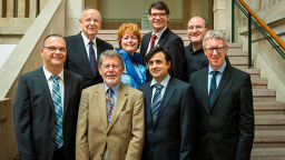 1. Reihe v.l.: Prof. Dr. Stefan Kreiser, Dekan der Fakultät für Informations-, Medien- und Elektrotechnik der TH Köln; Prof. Dr. Hans-Dieter Reidenbach, langjähriges Mitglied und Aktiver der ETV; Dr.-Ing. Said Erkan, Präsident der ETV und Prof. Dr. Rüdiger Küchler, Vizepräsident für Wirtschafts- und Personalverwaltung der TH Köln (Bild: Heike Fischer/TH Köln) 1. Reihe v.l.: Prof. Dr. Stefan Kreiser, Dekan der Fakultät für Informations-, Medien- und Elektrotechnik der TH Köln; Prof. Dr. Hans-Dieter Reidenbach, langjähriges Mitglied und Aktiver der ETV; Dr.-Ing. Said Erkan, Präsident der ETV und Prof. Dr. Rüdiger Küchler, Vizepräsident für Wirtschafts- und Personalverwaltung der TH Köln (Bild: Heike Fischer/TH Köln)