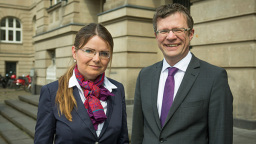 Prof. Dr. Nicole Teusch, Projektsprecherin des neuen Forschungs-In-Institutes InnovAGe und Prof. Dr. Klaus Becker, Geschäftsführender Vizepräsident der TH Köln  (Bild: Heike Fischer/TH Köln)