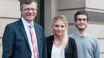 v.l.: Prof. Dr. Klaus Becker, geschäftsführender Vizepräsident der TH Köln, Christine Kleffner, Sprecherin des Doktorandenkonvents, und Johannes Nolte, stellvertretender Sprecher des Doktorandenkonvents. (Bild: Boris Loehrer/TH Köln) v.l.: Prof. Dr. Klaus Becker, geschäftsführender Vizepräsident der TH Köln, Christine Kleffner, Sprecherin des Doktorandenkonvents, und Johannes Nolte, stellvertretender Sprecher des Doktorandenkonvents. (Bild: Boris Loehrer/TH Köln)