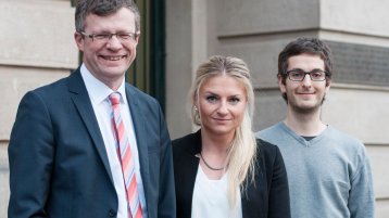 v.l.: Prof. Dr. Klaus Becker, geschäftsführender Vizepräsident der TH Köln, Christine Kleffner, Sprecherin des Doktorandenkonvents, und Johannes Nolte, stellvertretender Sprecher des Doktorandenkonvents.  (Bild: Boris Loehrer/TH Köln)