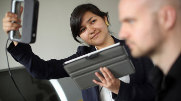 Im RapidMask-Verfahren werden die biometrischen Daten des Gesichts mit einem 3D-Scanner vermessen. (Bild: Thilo Schmülgen/TH Köln)