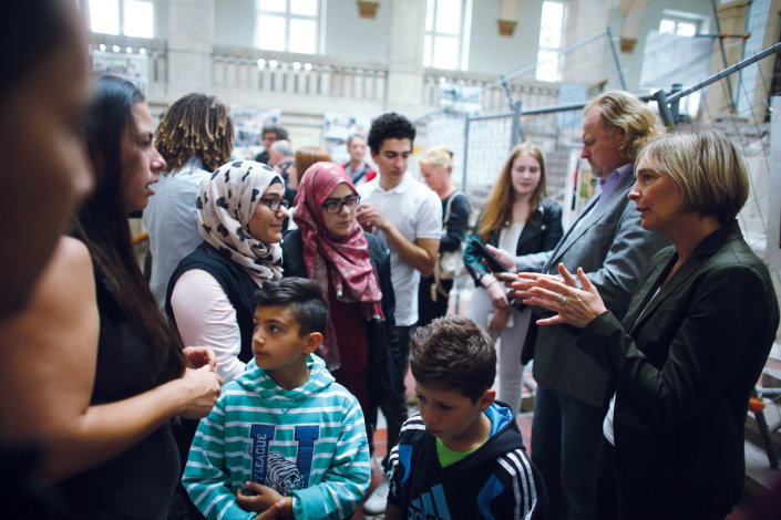 Intensiver Austausch bei der Ausstellungseröffnung