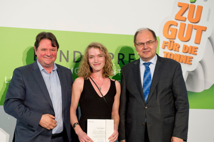 Bundespreis "Zu gut für die Tonne" für KISD-Absolventin Noelle Gangloff, hier mit Christoph Minhoff (links) und  Christian Schmidt (rechts), Minister für Ernährung und Landwirtschaft 