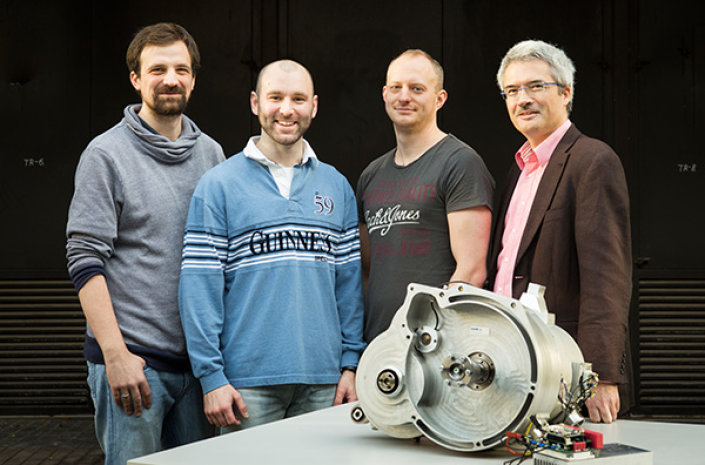 Das DrEM-Hybrid-Team (v.l.): Projektleiter Magnus Böh, Wissenschaftliche Hilfskraft Volkmar Platte, Wissenschaftliche Hilfskraft Fabian Zaschke, und Prof. Dr. Andreas Lohner. 