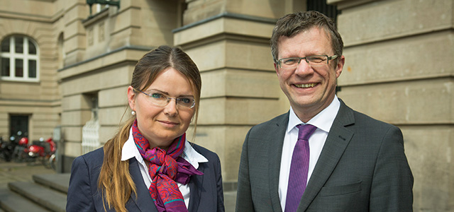 Prof. Dr. Nicole Teusch, Projektsprecherin des neuen Forschungs-In-Institutes InnovAGe und Prof. Dr. Klaus Becker, Geschäftsführender Vizepräsident der TH Köln (Bild: Heike Fischer/TH Köln)