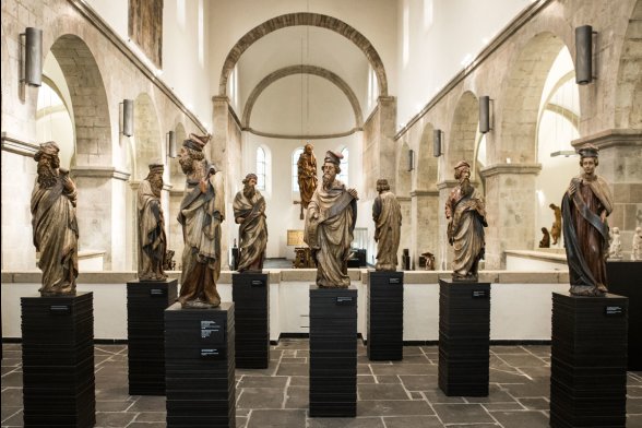 Die acht Kölner Rathauspropheten stehen als Dauerleihgabe im Museum Schnütgen auf der Westempore der Cäcilienkirche.
