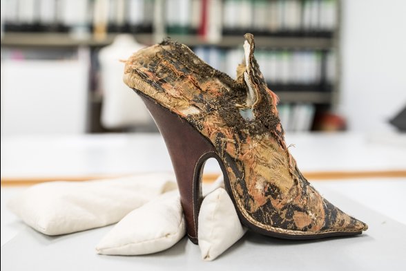 Damenschuh (frühes 18. Jahrhundert) aus dem Museum für Angewandte Kunst, der zurzeit in der Studienrichtung "Textilien und Archäologische Fasern" restauriert wird.