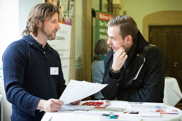 Student im Gespräch bei der Infobörse