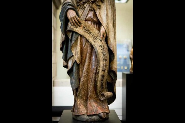 Die acht Kölner Rathauspropheten stehen als Dauerleihgabe im Museum Schnütgen auf der Westempore der Cäcilienkirche.