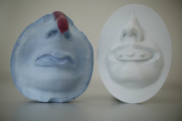 Links der modellierte Gipsabdruck des herkömmlichen Produktionsverfahrens, rechts das softwaregenerierte Modell.