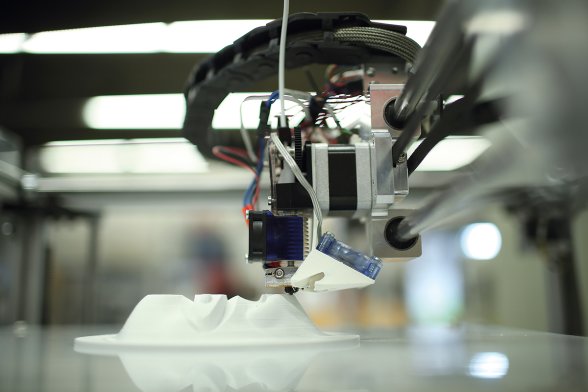 Nach der Softwarekonfiguration der Maske wird das Modell der Gussform mit einem 3D-Drucker gedruckt.