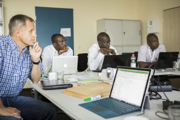 Die Teilnehmerinnen und Teilnehmer der Curriculums-Werkstatt überarbeiten den Studiengang „Master Interuniversitaire en Energies Renouvelables“