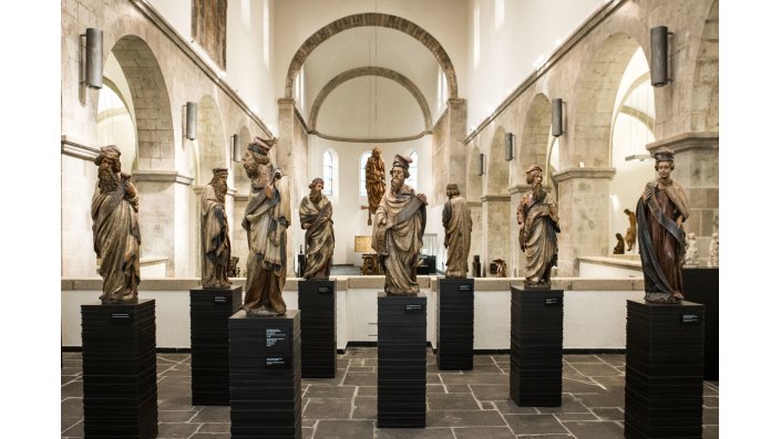 Die acht Kölner Rathauspropheten stehen als Dauerleihgabe im Museum Schnütgen auf der Westempore der Cäcilienkirche.