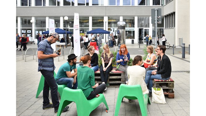 Personengruppe im Hof der Mainzer Straße 48