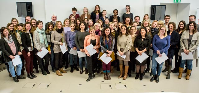 50 AbsolventInnen des Bachelorstudiengangs "Pädagogik der Kindheit und Familienbildung" erhielten die staatliche Anerkennung (Bild: Heike Fischer/TH Köln)