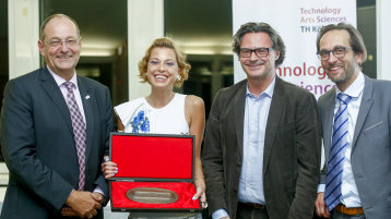 Prof. Dr. Stefan Herzig (Präsident der TH Köln), Preisträgerin Corina Müller, Prof. Dr. Rolf Schwartmann (Kölner Forschungsstelle für Medienrecht) und Prof. Dr. Stefan Sporn (Beirat Kölner Forschungsstelle für Medienrecht) (Bild: Thilo Schmülgen/TH Köln)