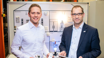 Projektleiter Tobias Rehm und Prof. Dr. Thorsten Schneiders  (Bild: Costa Belibasakis/TH Köln)