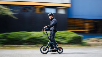 Jemand fährt auf dem Roller (Bild: Costa Belibasakis/TH Köln)