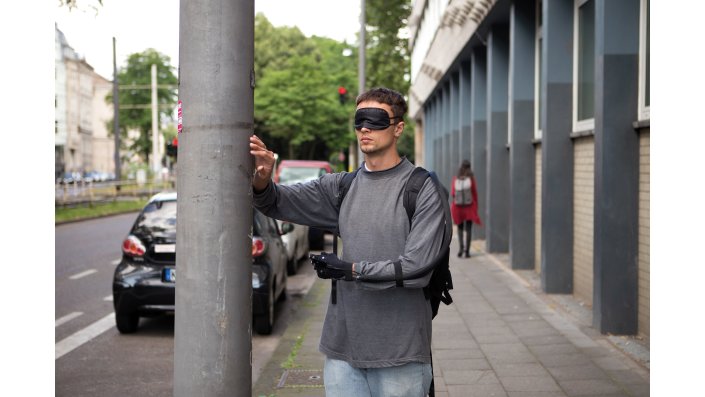 Blinde Nutzerinnen und Nutzer können mit dem Handschuh ihre Umwelt interaktiv erfahren, Hindernisse erkennen und sich in fremden Umgebungen zurechtfinden.