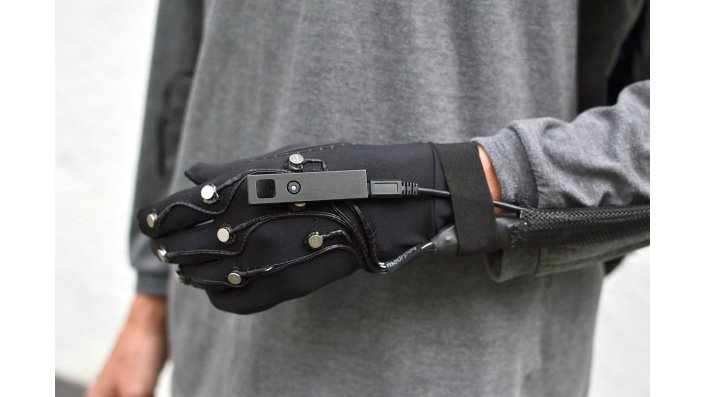 Die Tiefenkamera auf dem Handschuh generiert dreidimensionale Bildinformationen, die als Druckreize auf den Handrücken projiziert werden.