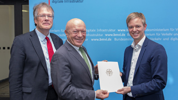 Prof. Dr. Ulf Zander, Leiter der Abteilung Straßenbautechnik der BASt, Prof. Dr. Alfred Ulrich und Dr. Tobias Miethaner, Leiter der Abteilung „Digitale Gesellschaft“ im BMVI. (Bild: BMVI)