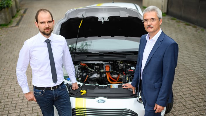 Martin Voßwinkel, wissenschaftlicher Mitarbeiter, und Prof. Dr. Andreas Lohner vom Institut für Automatisierungstechnik der TH Köln