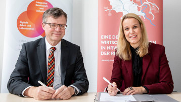 Prof. Dr. Klaus Becker, Vizepräsident für Forschung und Wissenstransfer der TH Köln und Susanne Kayser-Dobiey, Geschäftsführerin der WFG Rhein-Erft (Bild: Michael Bause/TH Köln)