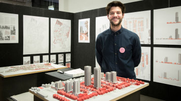 Preisträger Christian Schramm mit seinem Konzept zum Kölner Vorort Meschenich (Bild: Heike Fischer/TH Köln) Preisträger Christian Schramm mit seinem Konzept zum Kölner Vorort Meschenich (Bild: Heike Fischer/TH Köln)