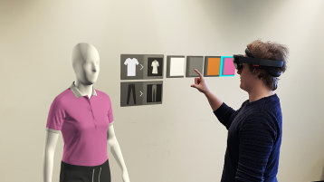 Kristoffer Waldow trägt eine Augmented Reality-Brille. Ihm gegenüber steht eine Schaufensterpuppe. (Bild: Kristoffer Waldow/TH Köln)