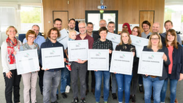 Prof. Dr. Sylvia Heuchemer (li) hat neun Kooperationsschulen der TH Köln mit der Plakette „Schule im Talentscouting“ ausgezeichnet (Bild: Costa Belibasakis/TH Köln)