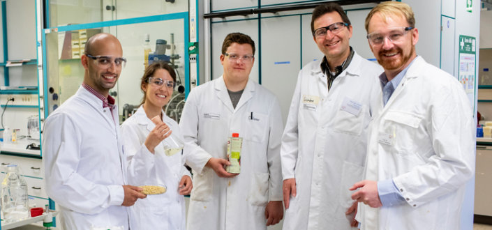 Das Projektteam von LinoPol: Valentin Gala Marti, Anna Coenen, Jan Drönner, Prof. Dr. Ulrich Schörken, Prof. Dr. Matthias Eisenacher (v.l.)