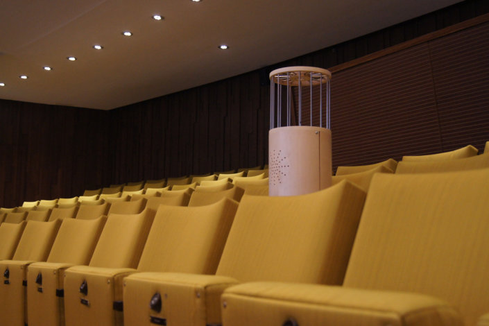 Ein Raumklima-Messgerät in Form eines menschlichen Torsos  im Theater Krefeld