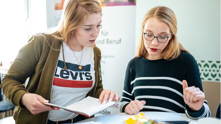 Zwei Studentinnen im Gespräch.