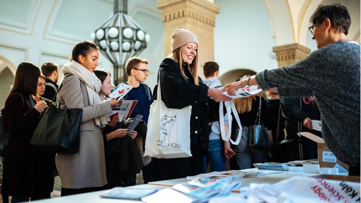 Studierende informieren sich an Infoständen.