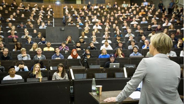 Blick vom Redepult in einen voll besetzten Hörsaal