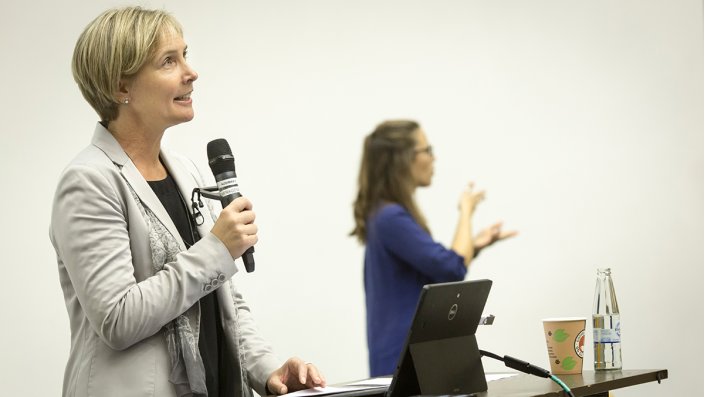 Prof. Dr. Sylvia Heuchemer,  Vizepräsidentin für Lehre und Studium, steht mit einem Mikrofon in der Hand am Rednerpult