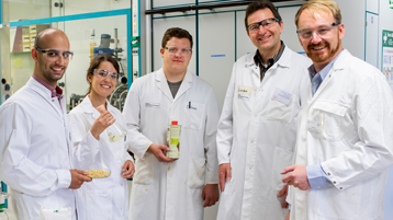 Das Projektteam von LinoPol: Valentin Gala Marti, Anna Coenen, Jan Drönner, Prof. Dr. Ulrich Schörken, Prof. Dr. Matthias Eisenacher (v.l.) (Bild: Michael Bause/TH Köln)