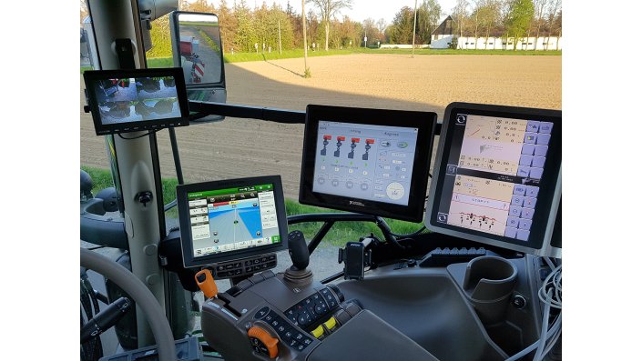 Hightech im Cockpit (v.l.): Kamerasystem zur Überwachung der Portioniereinheiten, Traktorbildschirm mit GPS-Lenkung, PUDAMA-Bildschirm  mit Einstellung und Überwachung der neuen Technik, Bedienung der Einzelkornsämaschine