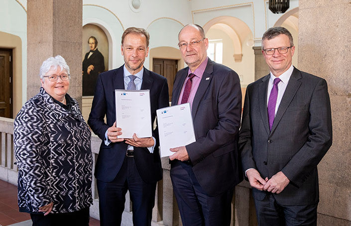 v.l. Elisabeth Slapio (Geschäftsführerin Innovation und Umwelt der IHK zu Köln), Ulf Reichardt (Hauptgeschäftsführer der IHK zu Köln), Prof. Dr. Stefan Herzig (Präsident der TH Köln), Prof. Dr. Klaus Becker (Vizepräsident für Forschung und Wissenstransfer der TH Köln)