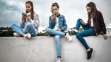 Teenager mit Smartphone (Bild: iStock)