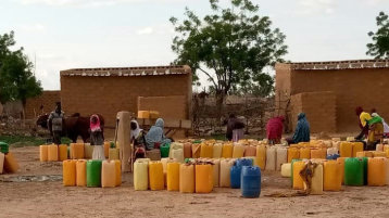 Wasserversorgung mit Plastikfässern in Afrika (Bild: UAM/Niger)